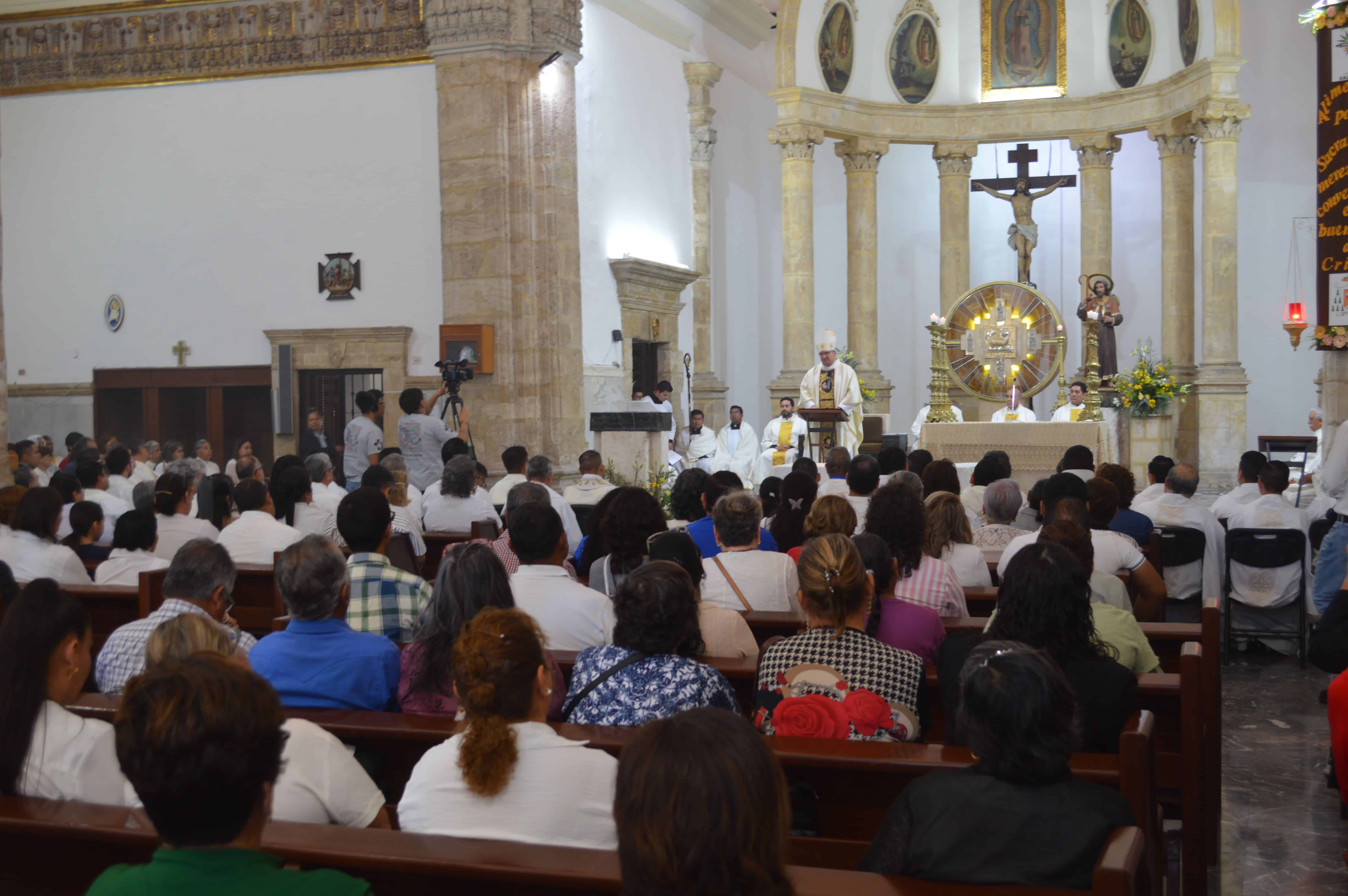 Los Monclovenses siguen asistiendo a la iglesia a pesar del intenso calor que se registra.