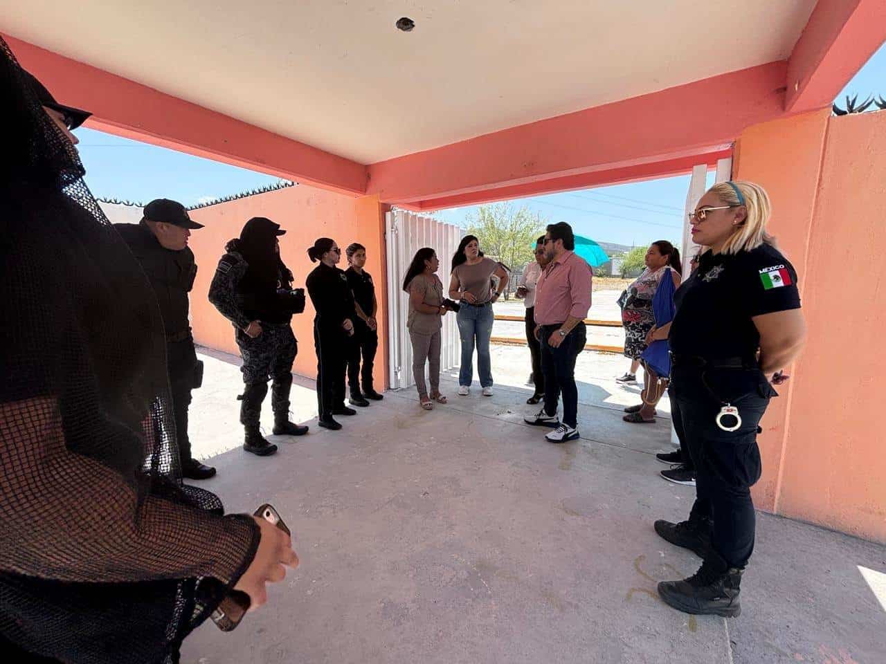 Coordinadores de Seguridad Pública y el regidor Carlos Herrera se reunieron con padres de familia del Jardín de Niños Amparo Pape de Colonias de Santiago.