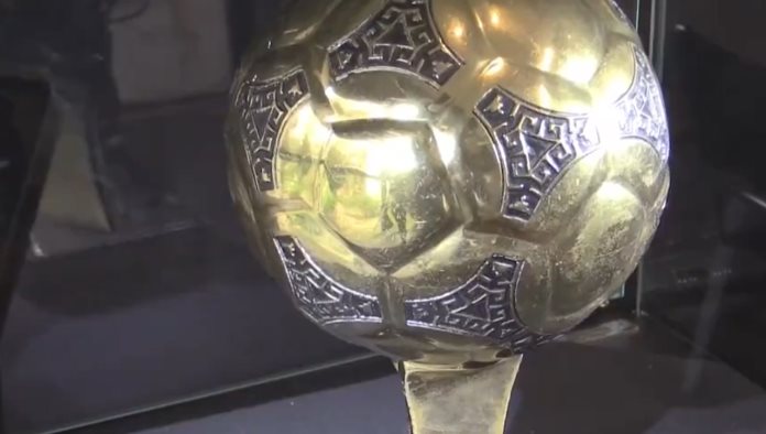 Familiares de Maradona piden confiscar Balón de Oro del astro argentino