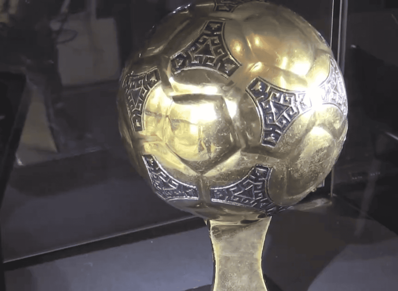 Familiares de Maradona piden confiscar Balón de Oro del astro argentino