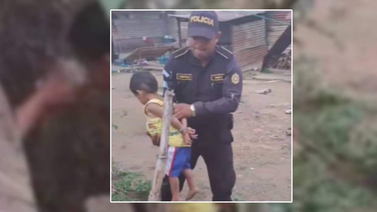 Policías liberan a niño hambriento atado con alambre; pasó días sin comer