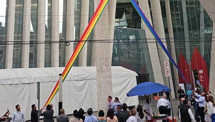 Líder sindical del Infonavit ordena retirar bandera LGBT+