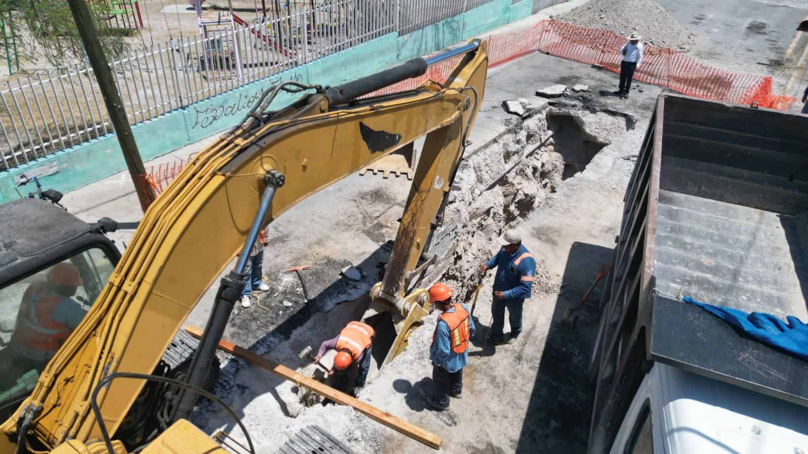Tras colapsar tubería, realizan cambio de colector.