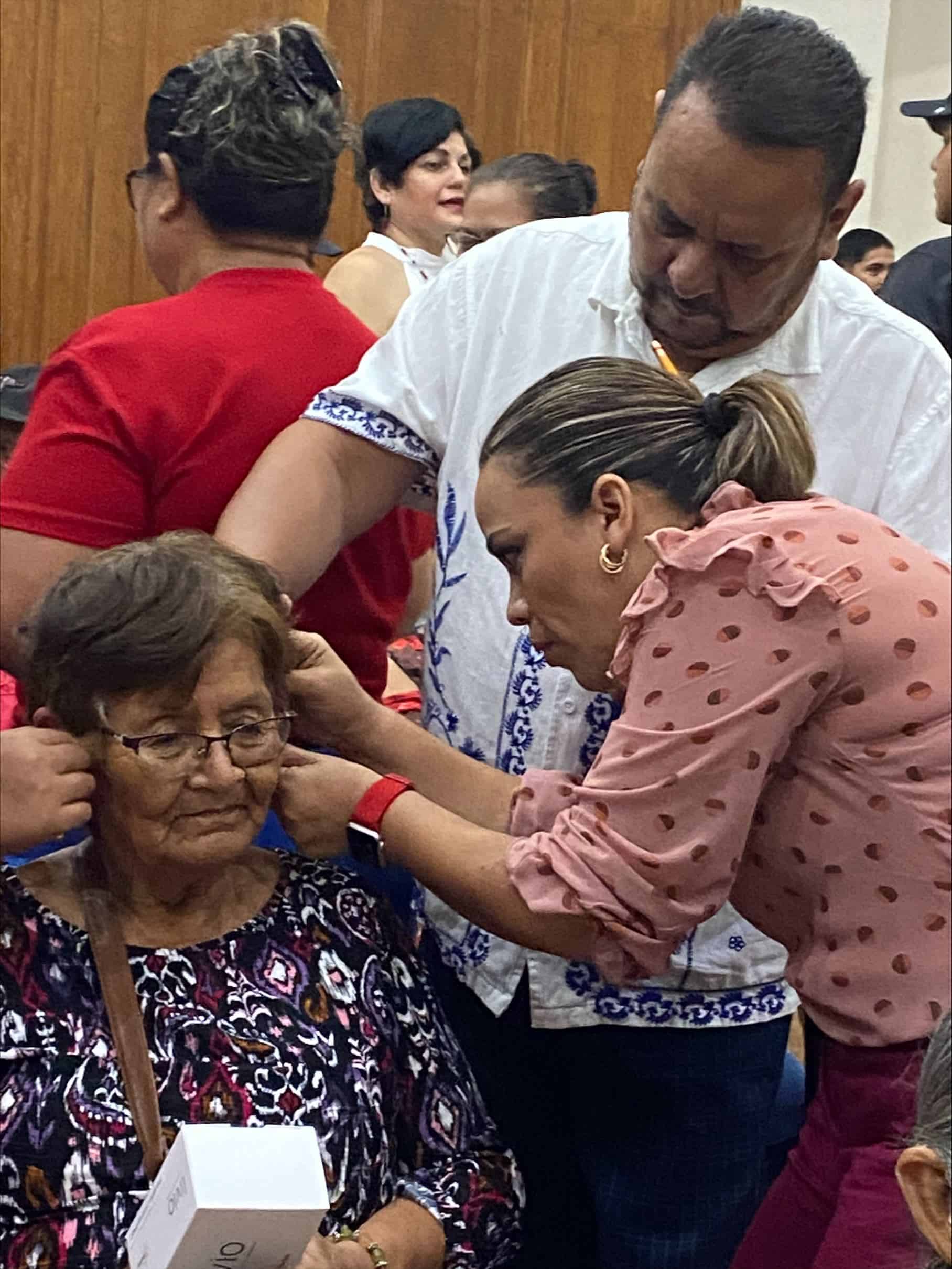 El pequeño Emiliano Sánchez agradece a la señora Liliana Salinas