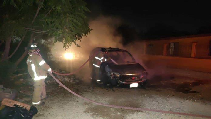 ¡CONSUMIDO! Se Incendia Vehículo en la colonia San Antonio