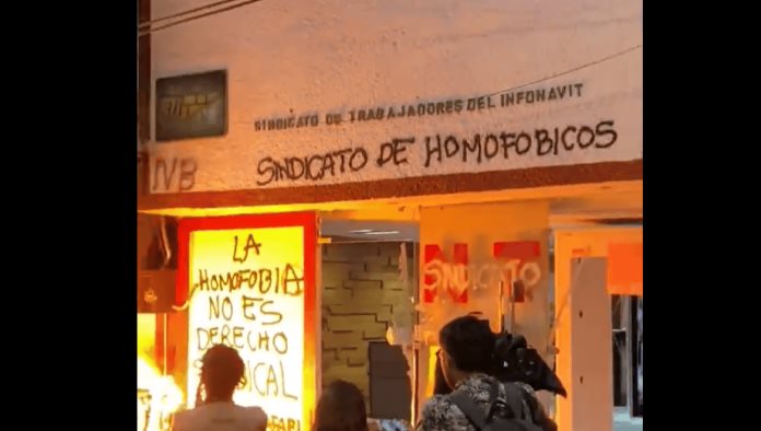 Sindicato de INFONAVIT pide disculpas tras destrozar bandera gay