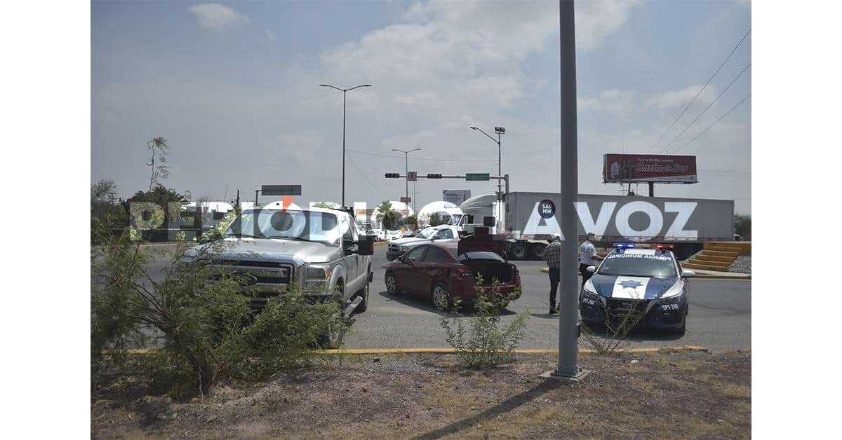 ‘Rebota’ en camellón tras chocar automóvil