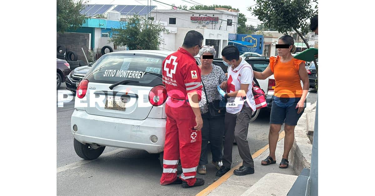 Lesiona taxista a pasajeros en choque