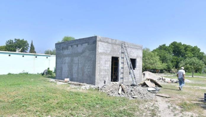 Avanza construcción de salón de usos múltiples en colonia Independencia de Nava