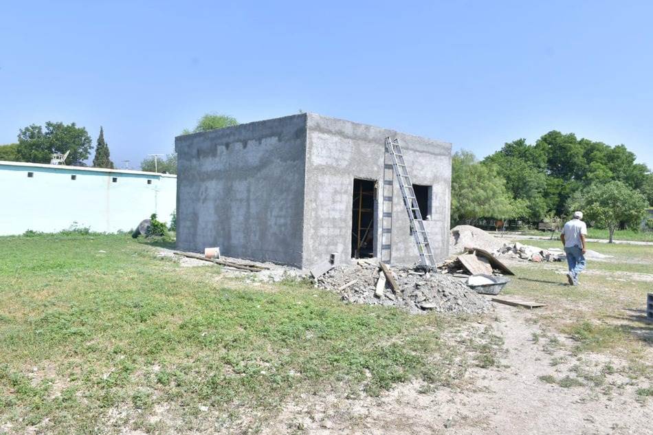 Avanza construcción de salón de usos múltiples en colonia Independencia de Nava