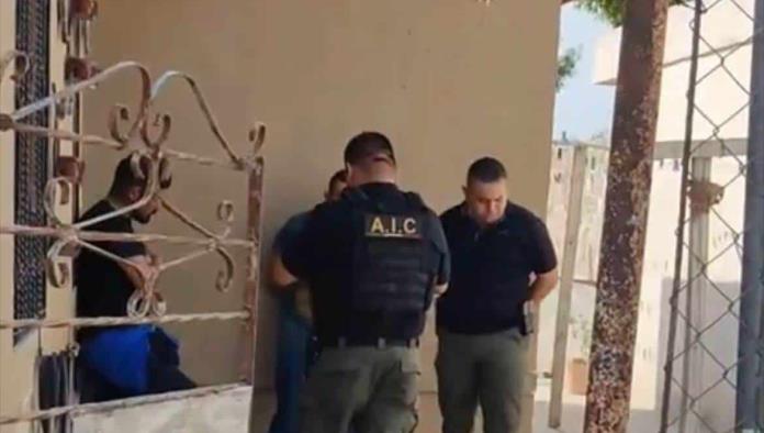 Sale por la puerta falsa tras discusión con su pareja
