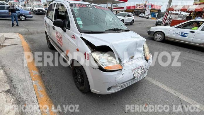 Lesiona taxista a pasajeros en choque