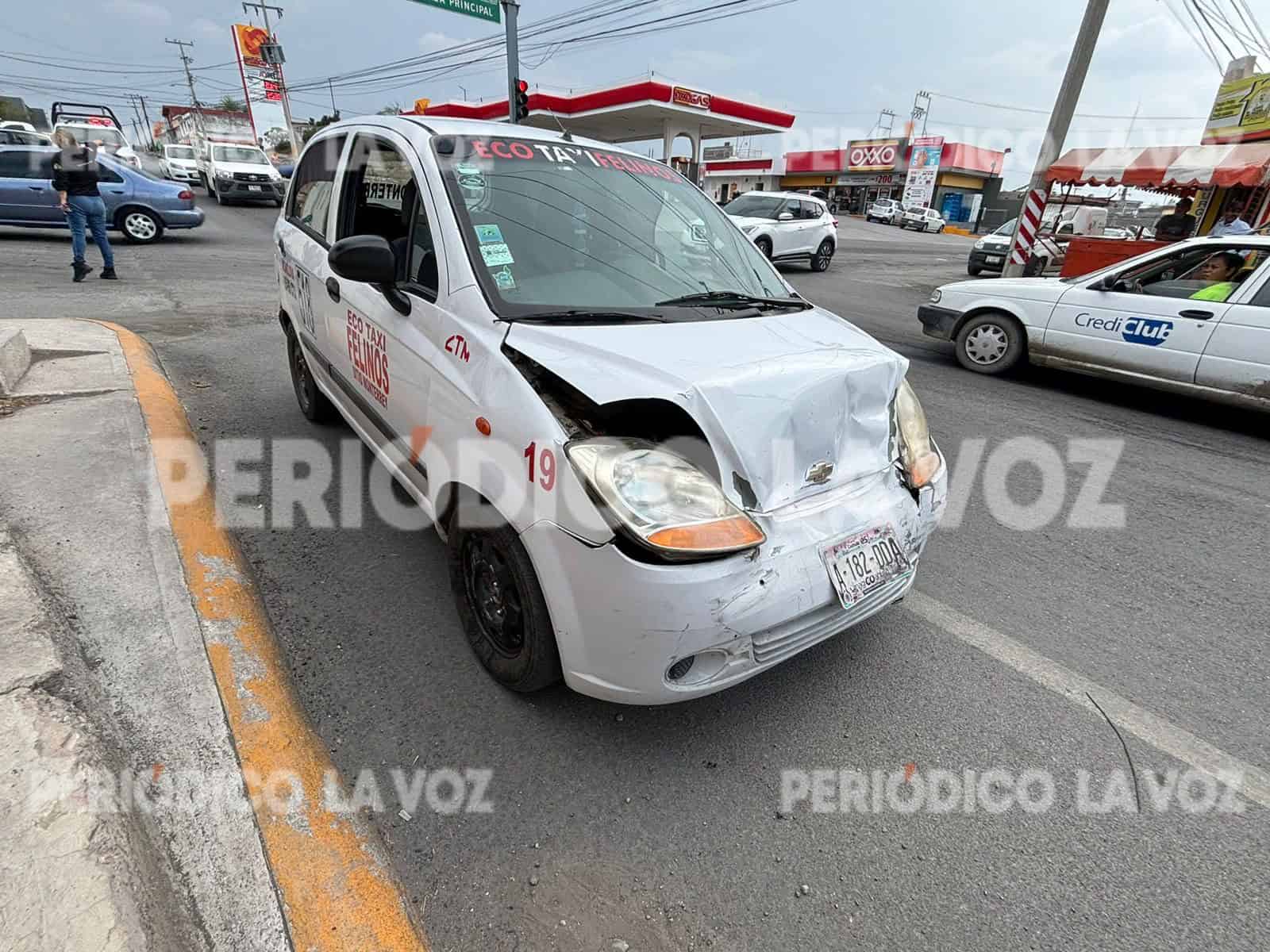 Lesiona taxista a pasajeros en choque Lesiona taxista a pasajeros en choque