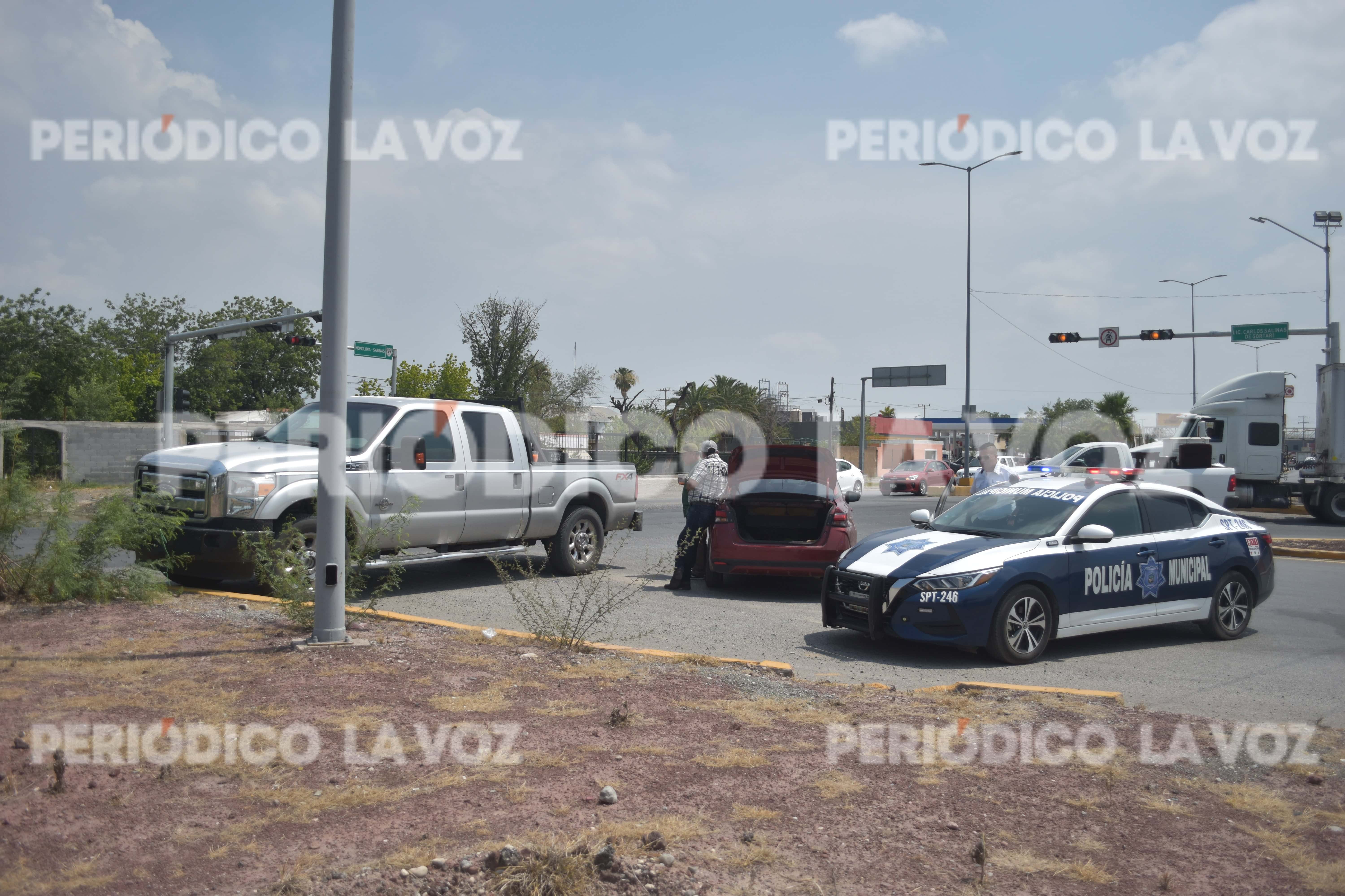 ‘Rebota’ en camellón tras chocar automóvil