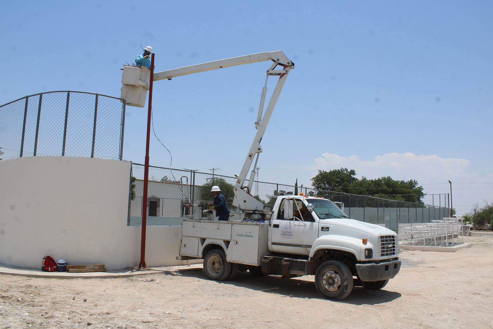 Instalan luminarias en nueva cancha deportiva 