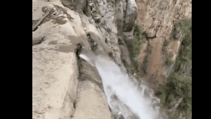 Cascada mas alta de China es artificial; Nace de una tubería