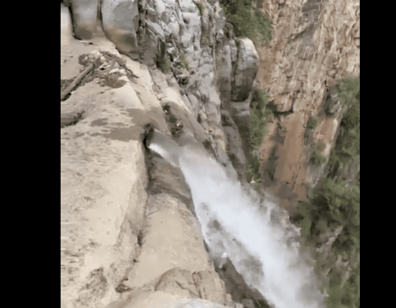 Cascada mas alta de China es artificial; Nace de una tubería