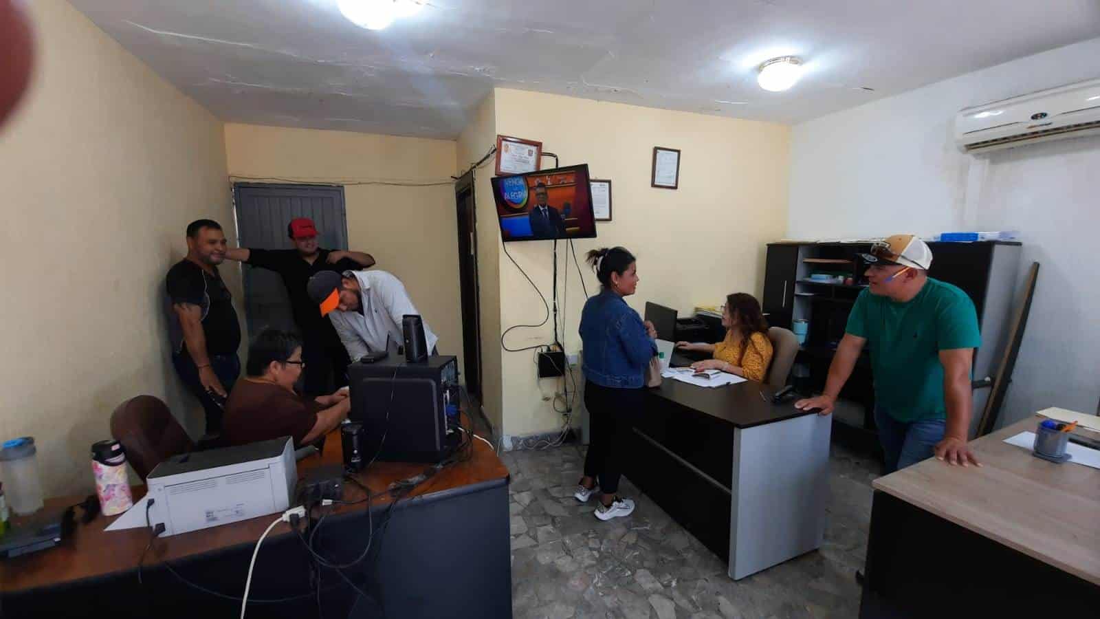 Realizan censo de trabajadores para recibir beca de estudios para sus hijos.