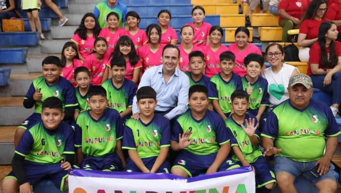 Acompaña Hugo a equipos de Handball
