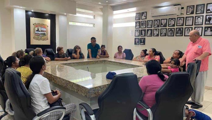 El Alcalde de Castaños Atiende a Vecinos de la Colonia Santa Cecilia para Resolver Problem