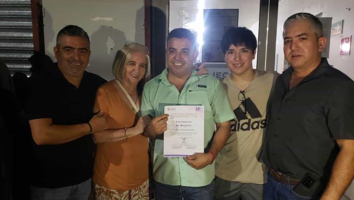 Recibe Feliciano Chano Díaz Constancia de Mayoría