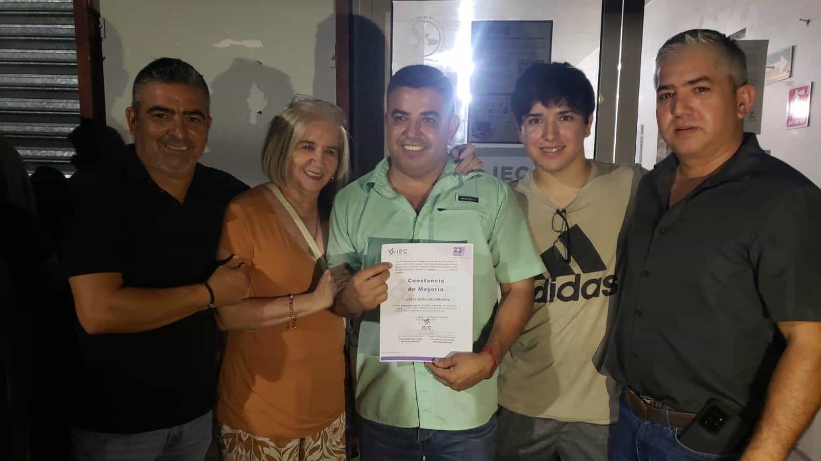 Recibe Feliciano Chano Díaz Constancia de Mayoría