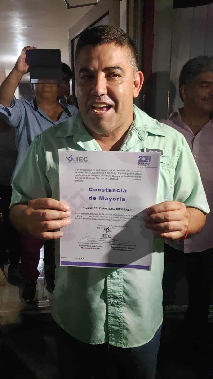 Recibe Feliciano Chano Díaz Constancia de Mayoría