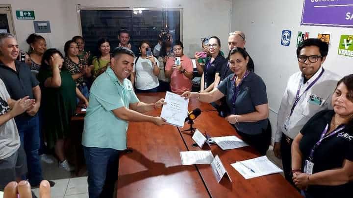 Recibe Feliciano Chano Díaz Constancia de Mayoría