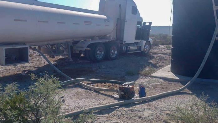 Apoyan a ejidos con pipas de agua