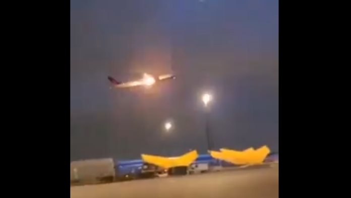 Motor de avión se incendia segundos después de despegar