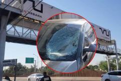 Niña se tira de puente peatonal pero cae sobre un carro en Torreón