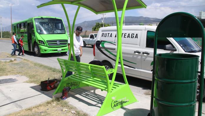 El Gobierno Municipal de Arteaga instala 30 nuevos parabus