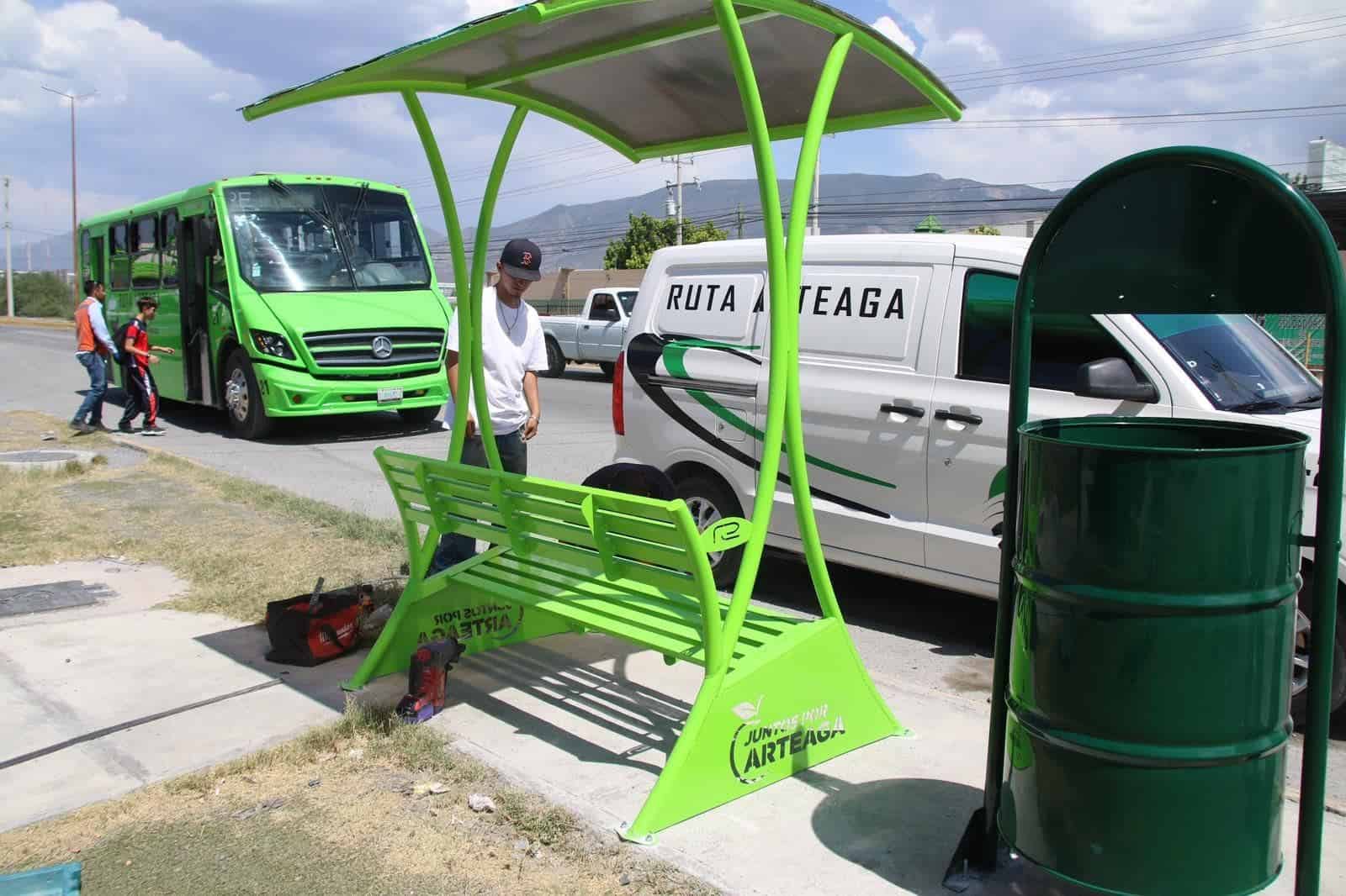 El Gobierno Municipal de Arteaga instala 30 nuevos parabus