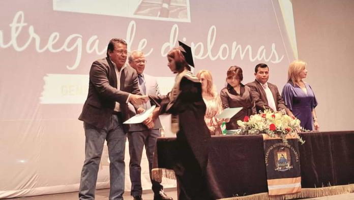 Felicita Alcalde a graduados del Instituto 8 de Enero