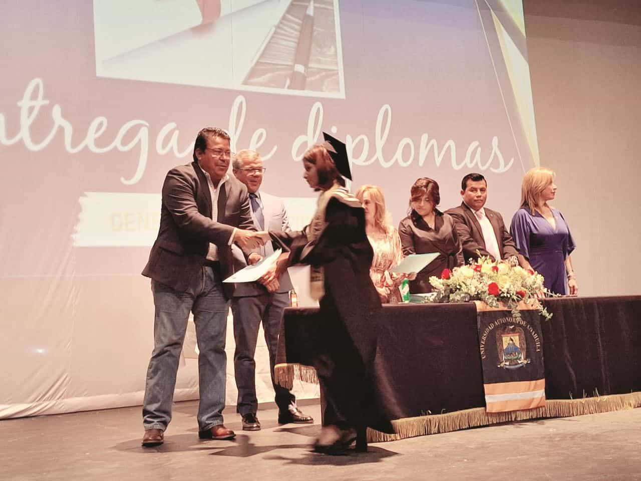 Felicita Alcalde a graduados del Instituto 8 de Enero