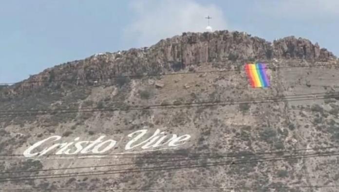 Ofende a “Cristo Vive” bandera LGBT en cerro