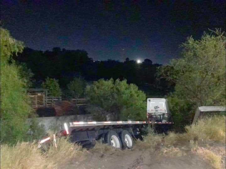 Tráiler se impacta contra barda y evita una tragedia mayor