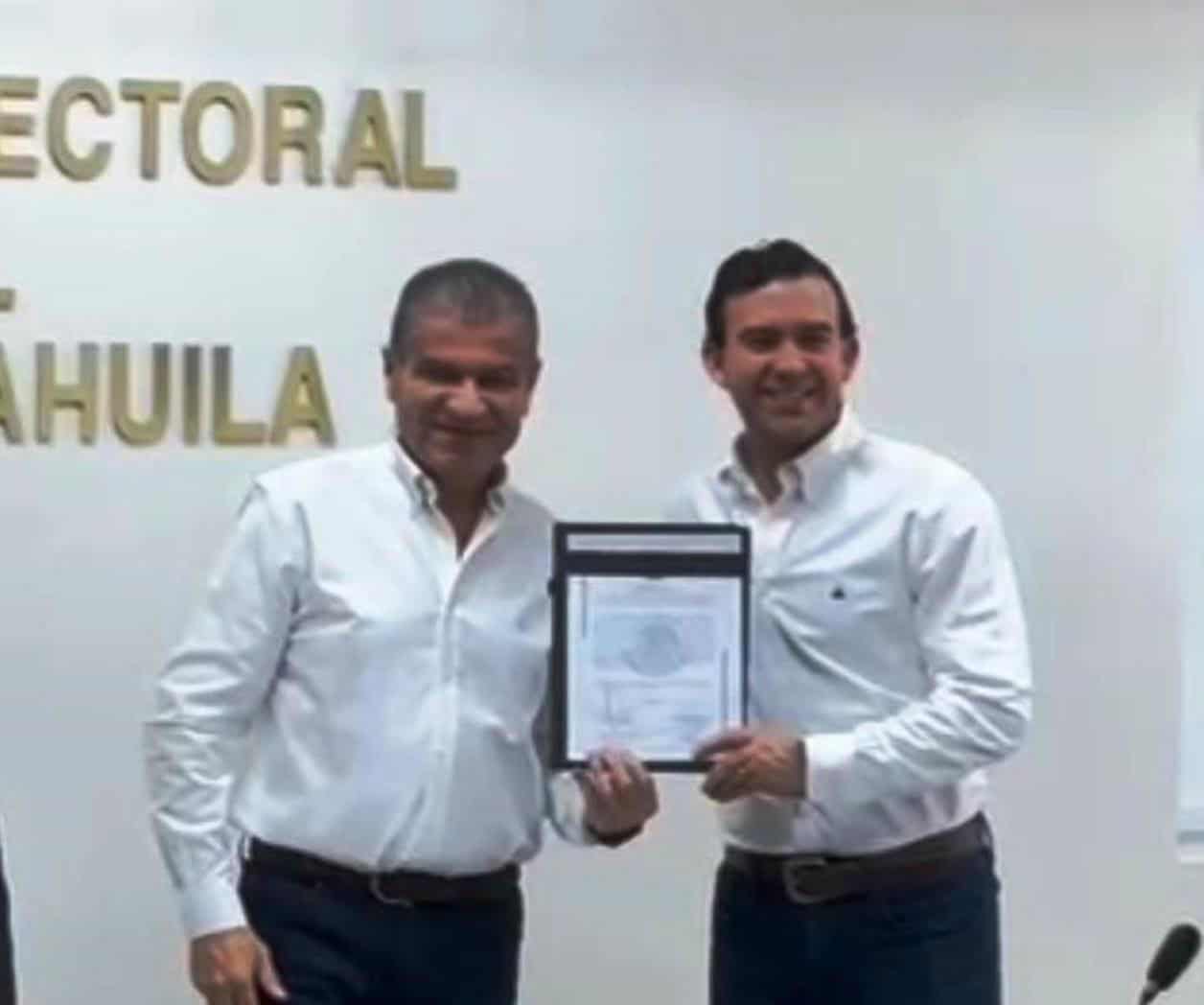 Recibe Miguel Riquelme constancia de Senador