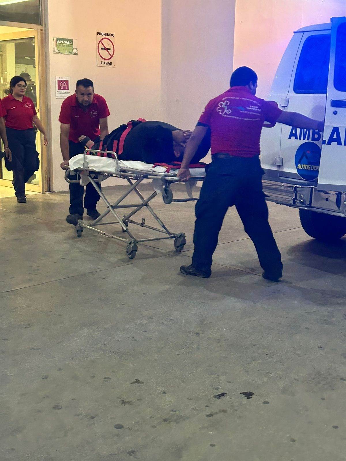 El policía fracturado solo se bajó de la patrulla para supervisar un ruido que escuchó en el motor.