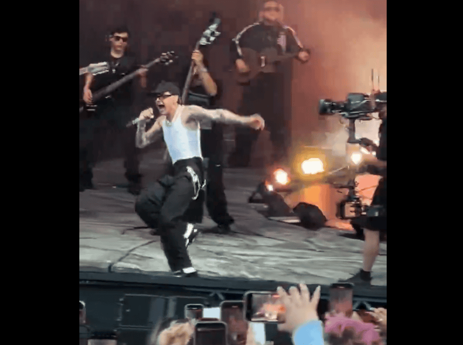 Así fue como Peso Pluma sufrió una lesión en pleno concierto