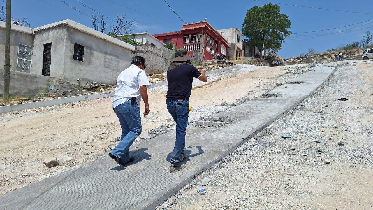 Supervisa obra en la calle Felipe Ángeles.