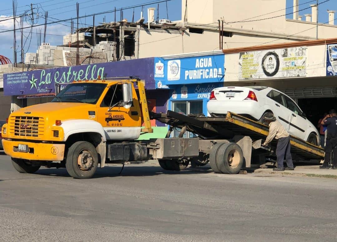 Auto se Impacta en Tienda de Juegos