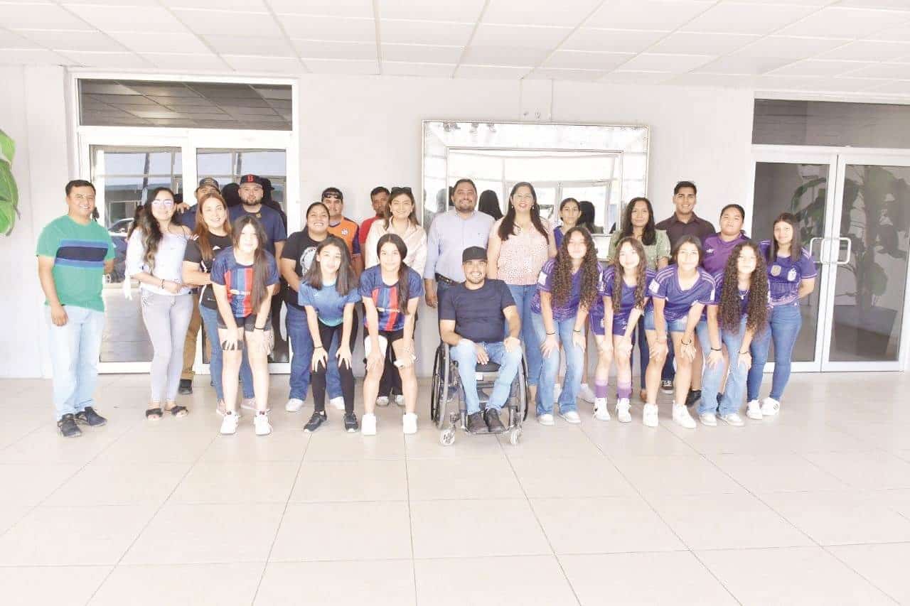 Entrega Pily apoyos a jóvenes navenses