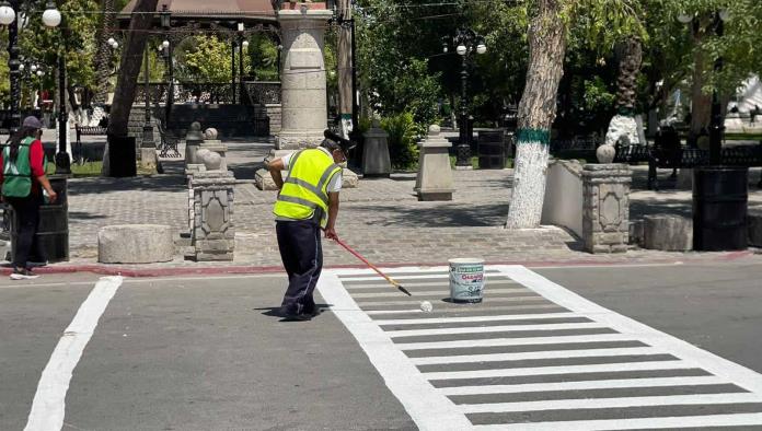 Aplican pintura tráfico en pasos peatonales
