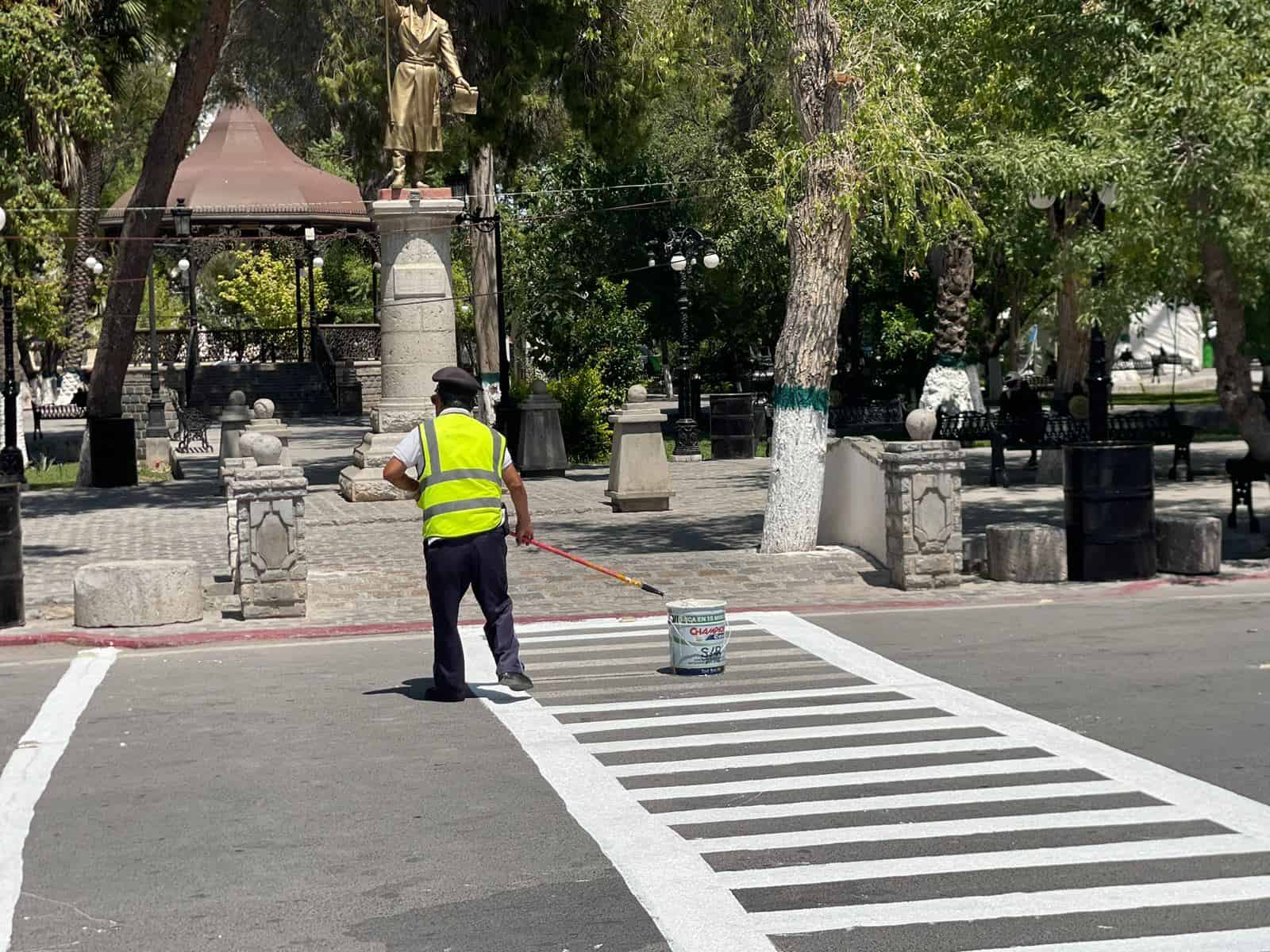 Aplican pintura tráfico en pasos peatonales