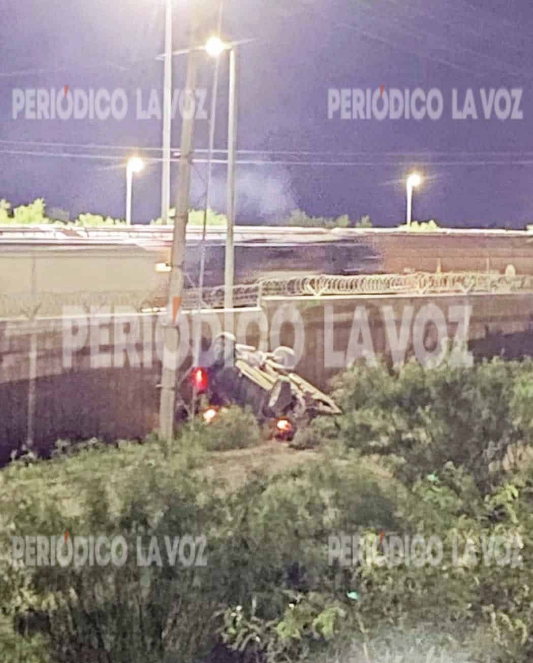 Vuelca y abandona su vehículo 
