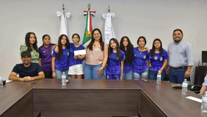 Alcaldesa Pily Valenzuela entrega apoyos del programa Nava te Uniforma”