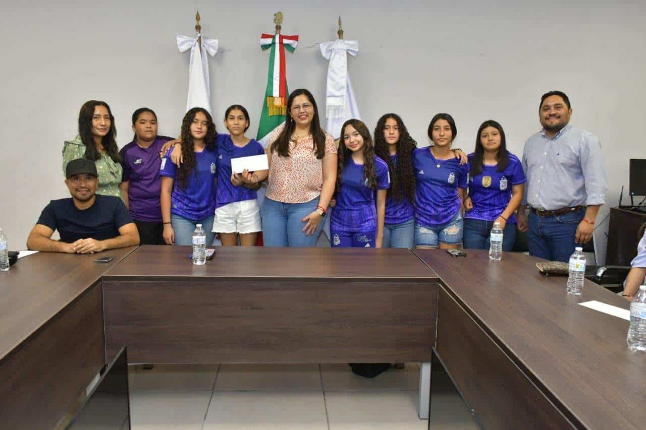 Alcaldesa Pily Valenzuela entrega apoyos del programa Nava te Uniforma”