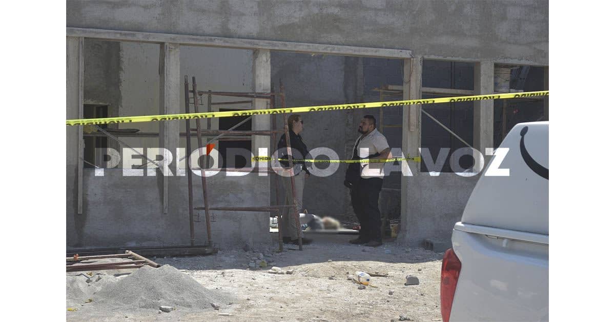 Cae albañil de viga y se mata