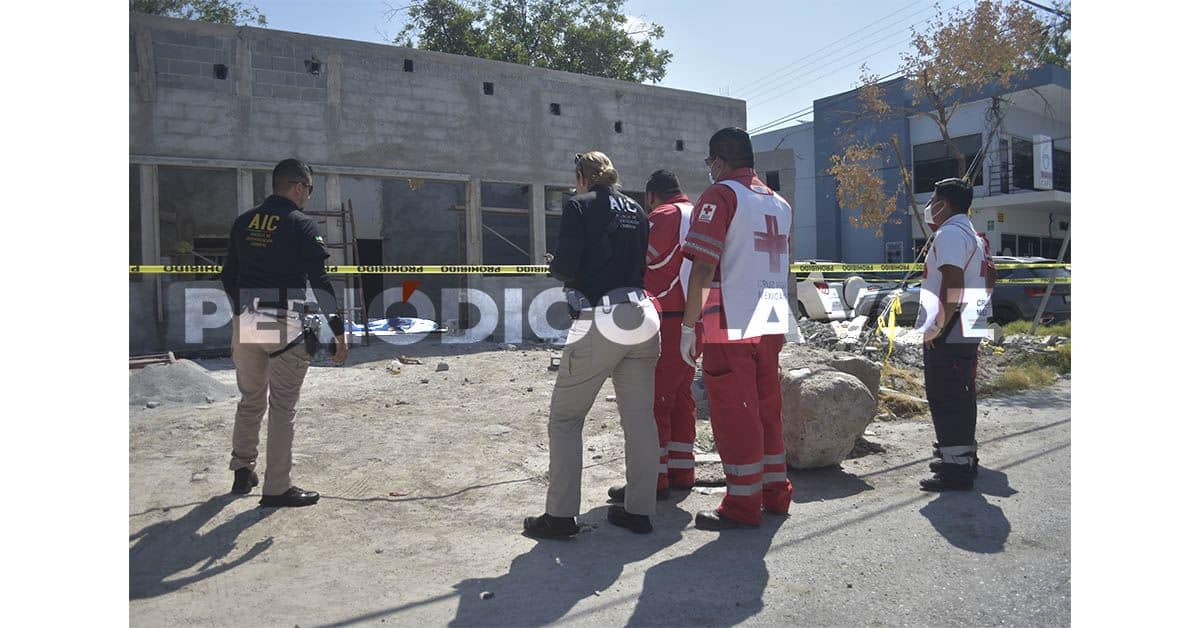 Cae albañil de viga y se mata